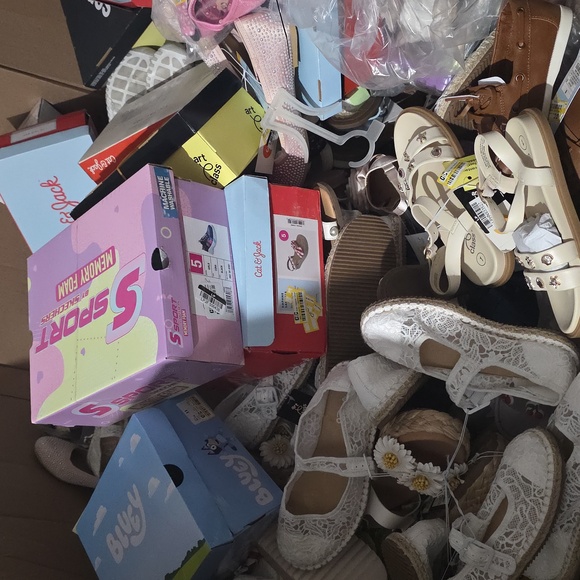 🎯TARGET KIDS SHOE PALLET 🎯 - Picture 1 of 3